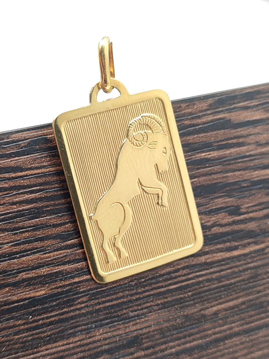Capricorn zodiac yellow gold pendant