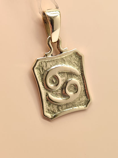 Cancer zodiac yellow gold pendant