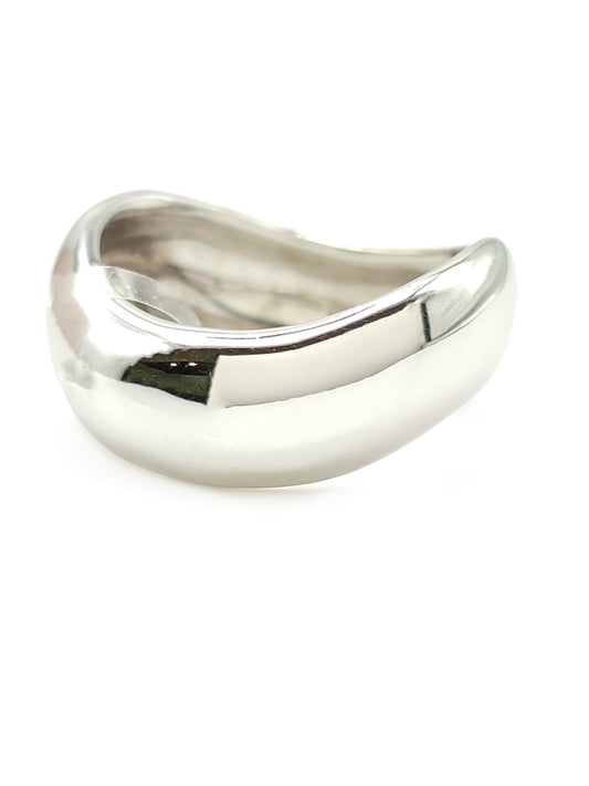 Wavy white gold band ring
