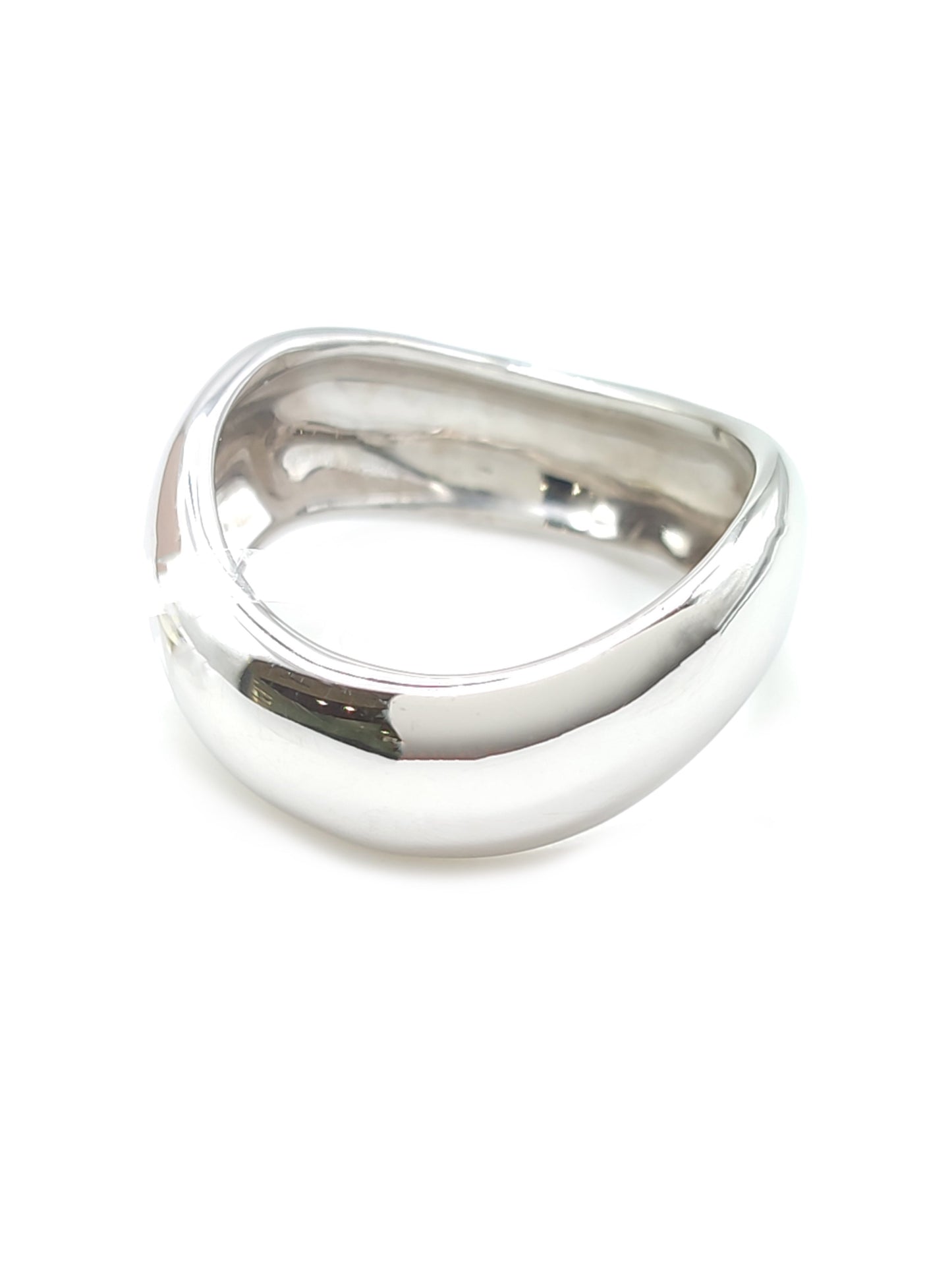 Wavy white gold band ring