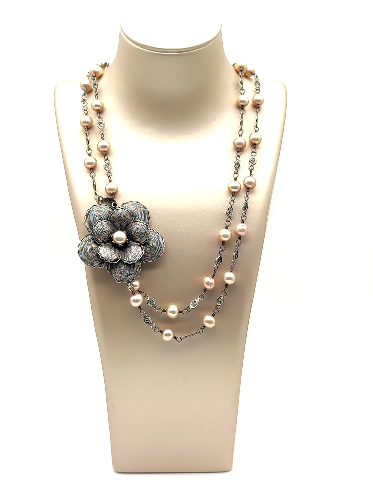 Collana in filigrana d'argento lunga con perle e fiore