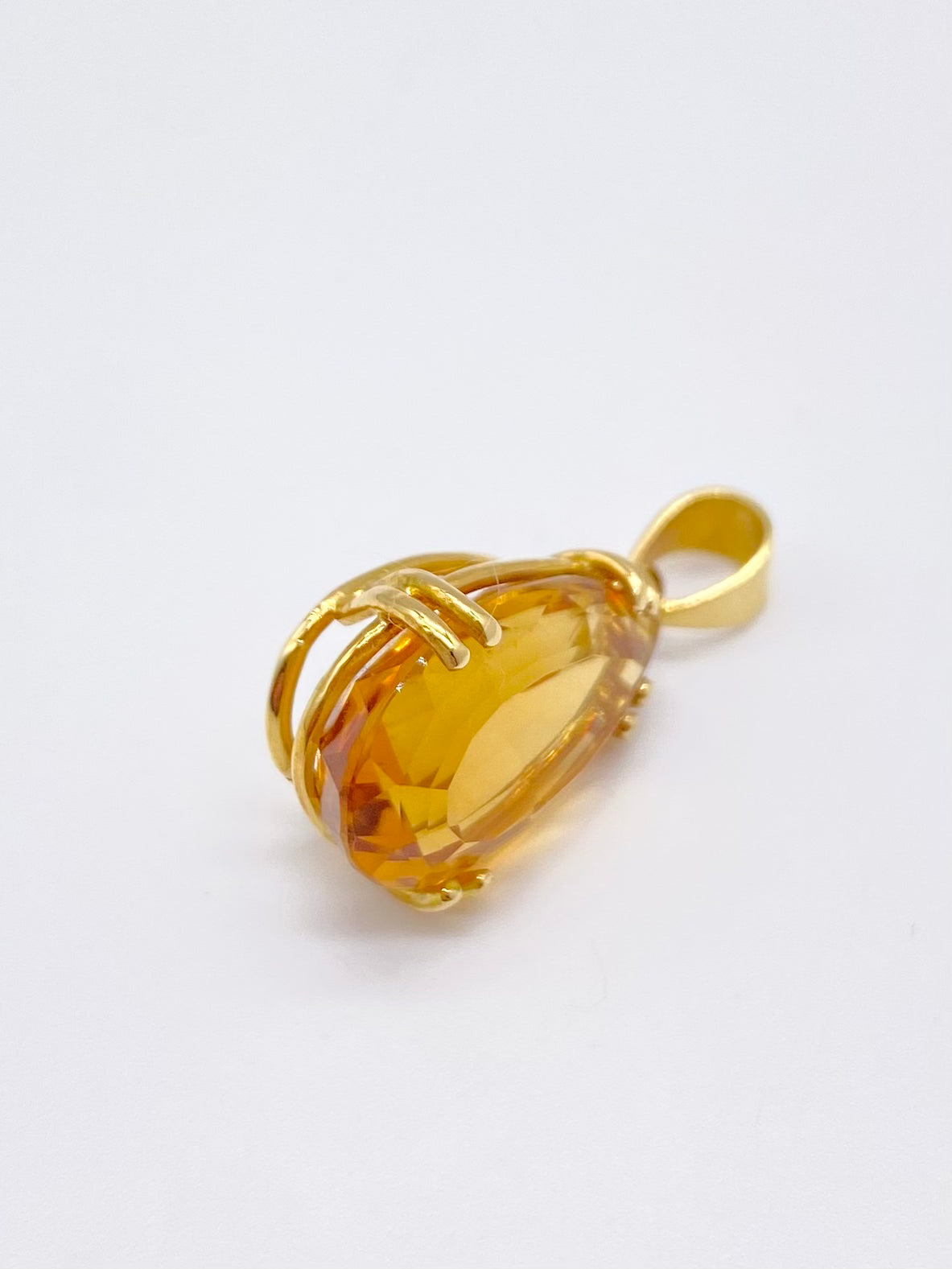 Yellow gold pendant with citrine quartz