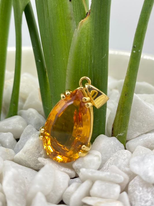Yellow gold pendant with citrine quartz