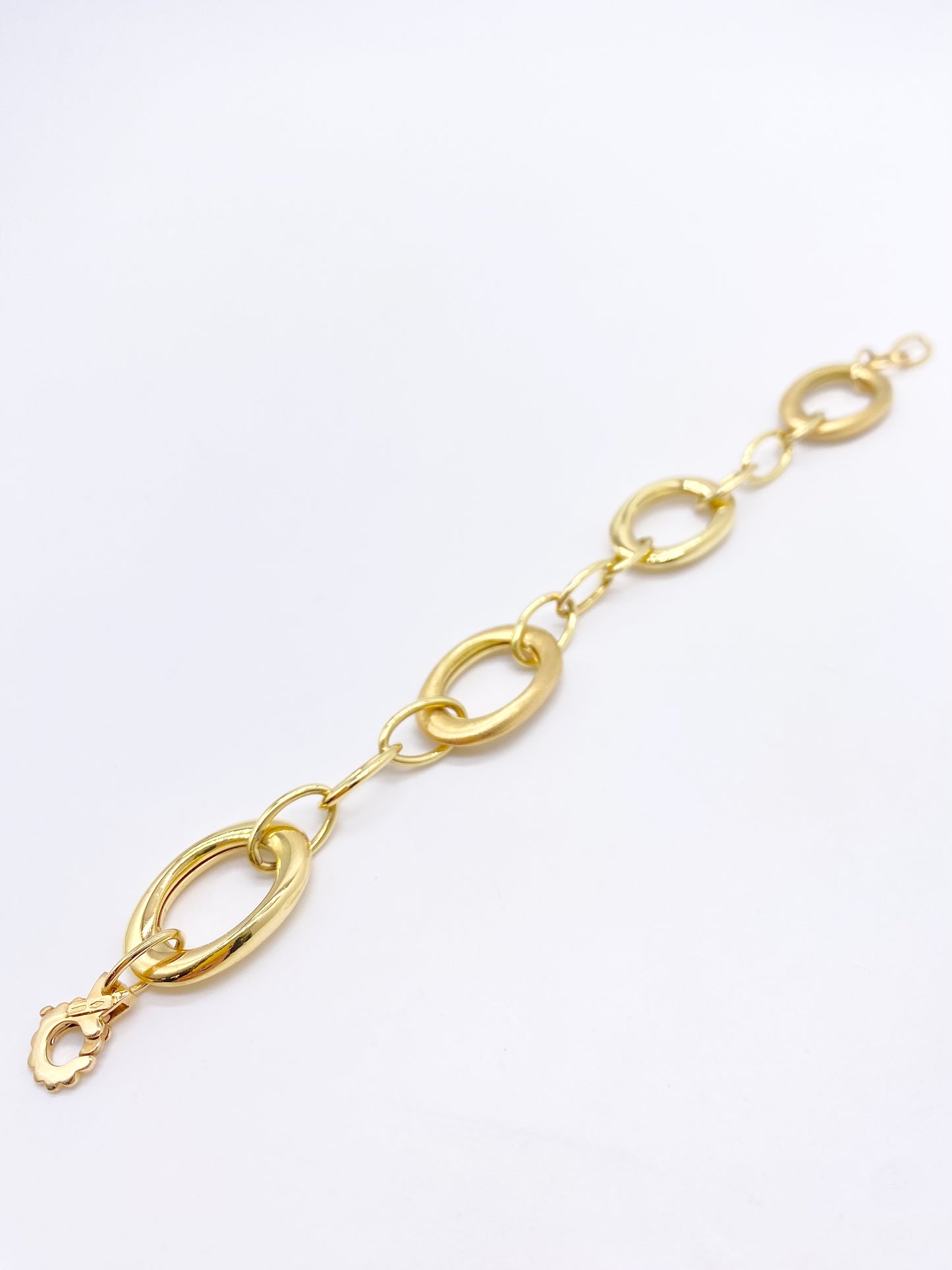 Yellow gold bracelet with ovals